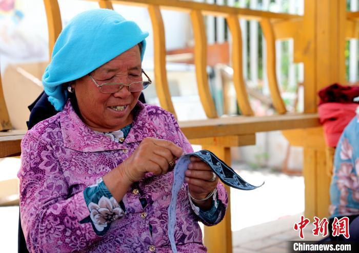 圖為繡娘在土族盤繡園內(nèi)制作盤繡?！⊙Φ?攝