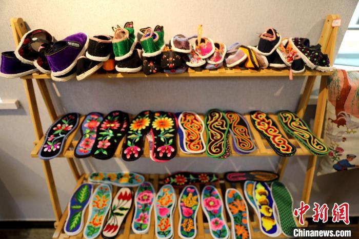 圖為盤繡作品?！⊙Φ?攝