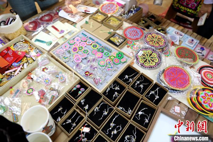 圖為盤繡作品?！⊙Φ?攝