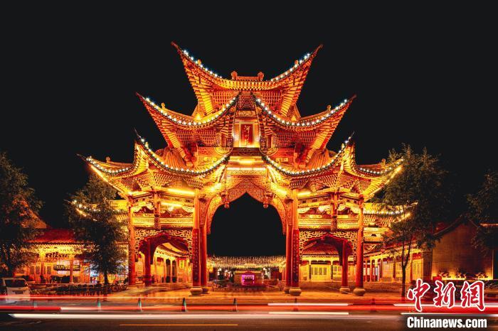 夜幕下的臨夏縣河州苑。夏雨 攝