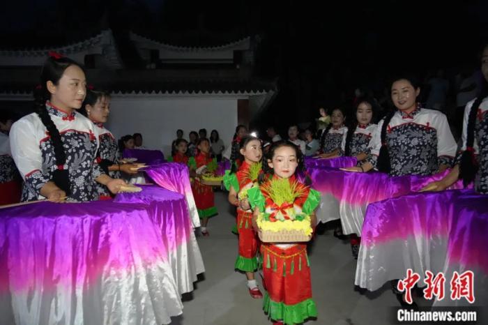 甘肅省西和縣姜席鎮(zhèn)晚霞湖畔，當(dāng)?shù)孛耖g舉行盛大的乞巧儀式。魏朵朵 攝