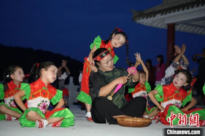 甘肅省西和縣小朋友們迎接“巧娘娘”。魏朵朵 攝