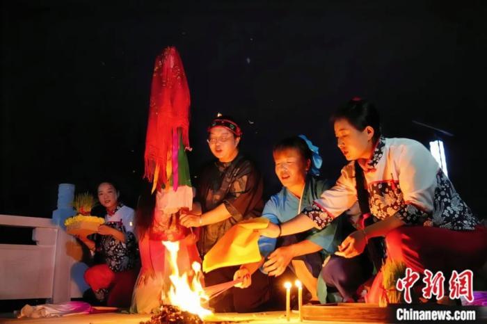 持續(xù)七天八夜的乞巧節(jié)正在西漢水上游的甘肅省西和縣進(jìn)行。西和縣姜席鎮(zhèn)晚霞湖畔，民眾“巧頭”點蠟、炷香、焚裱紙、跪拜，準(zhǔn)備將“巧娘娘”請進(jìn)院。魏朵朵 攝