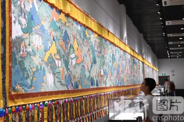 圖為一名小朋友觀看唐卡《涼州會盟》。 中新社記者 戴文昌 攝