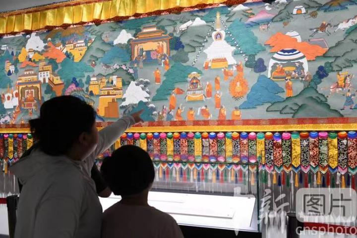 圖為觀眾觀看唐卡《涼州會盟》。 中新社記者 戴文昌 攝