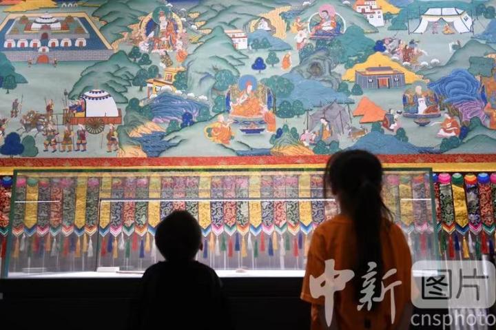 圖為觀眾參觀唐卡《涼州會盟》。 中新社記者 戴文昌 攝