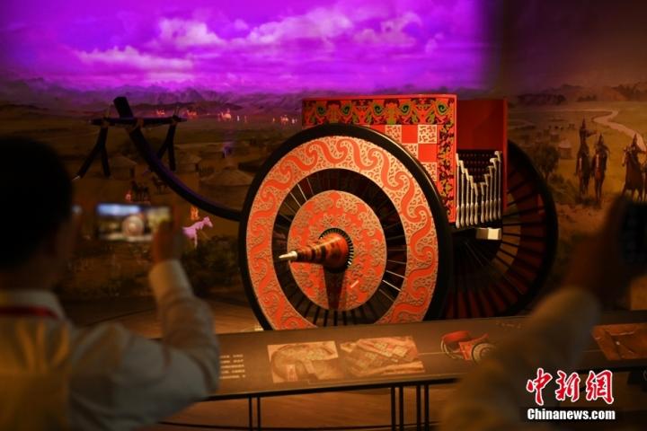 8月16日，甘肅省天水市張家川回族自治縣馬家塬車(chē)輿博物館內(nèi)，游客拍攝等比例的戰(zhàn)國(guó)西戎車(chē)輿復(fù)制品。