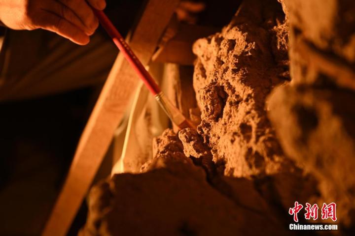 8月25日，文物修復(fù)師牟常有進(jìn)行文物修復(fù)工作。