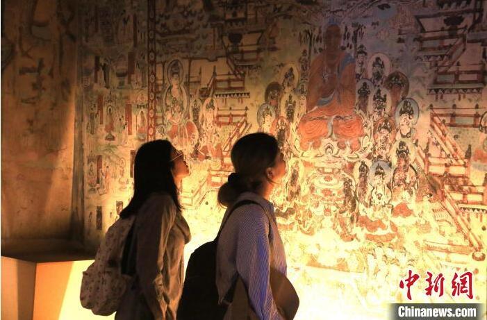 2023年8月27日，游客在甘肅省敦煌市博物館參觀文物展。張曉亮 攝(資料圖)