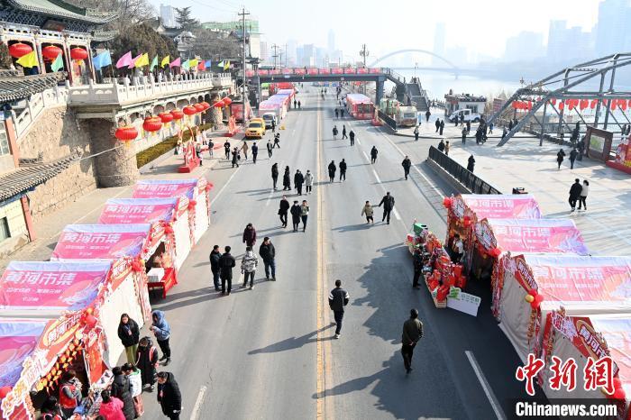 1月30日，蘭州黃河畔的年貨集市吸引顧客選購年貨。九美旦增 攝</p><p>