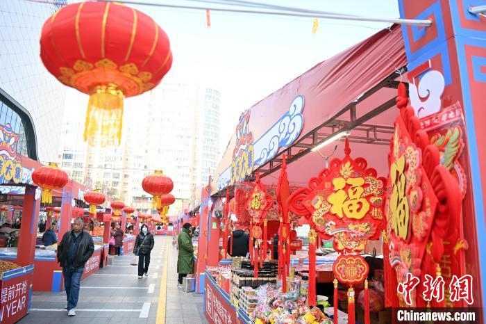 1月30日，蘭州街頭琳瑯滿目的年貨吸引顧客選購。九美旦增 攝</p><p>