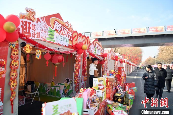 1月30日，蘭州黃河畔的年貨集市吸引顧客選購年貨。九美旦增 攝</p><p>