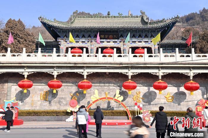 1月30日，裝扮一新的蘭州白塔山公園節(jié)日氛圍濃厚。九美旦增 攝</p><p>