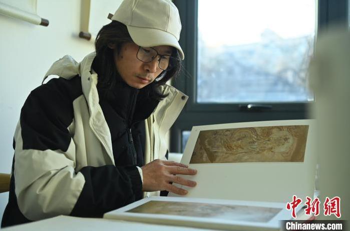 圖為季茂杰研究敦煌文化相關(guān)書籍。李亞龍 攝</p>
<p>