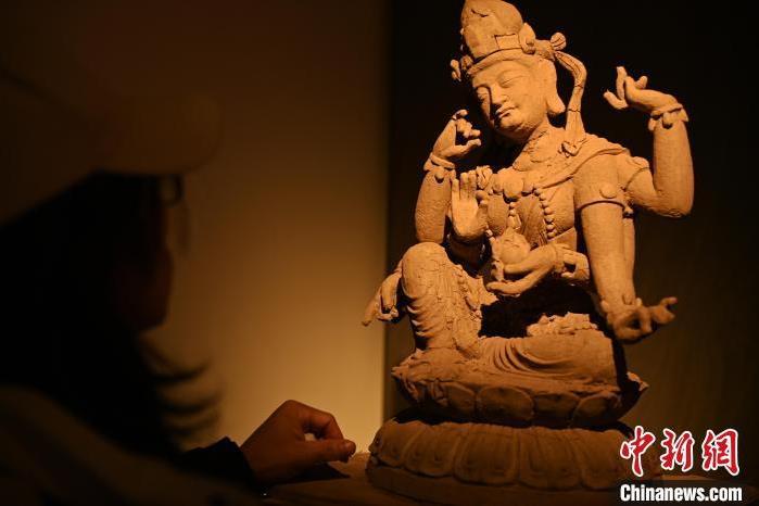 圖為季茂杰觀察自己創(chuàng)作的敦煌木雕。李亞龍 攝