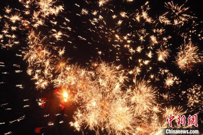灼熱的鐵水在空中迸散。在空中形成“鐵花火雨”的景象，似天女散花，似群星漫天，如夢如幻，美不勝收。侯奇志 攝</p>
<p>