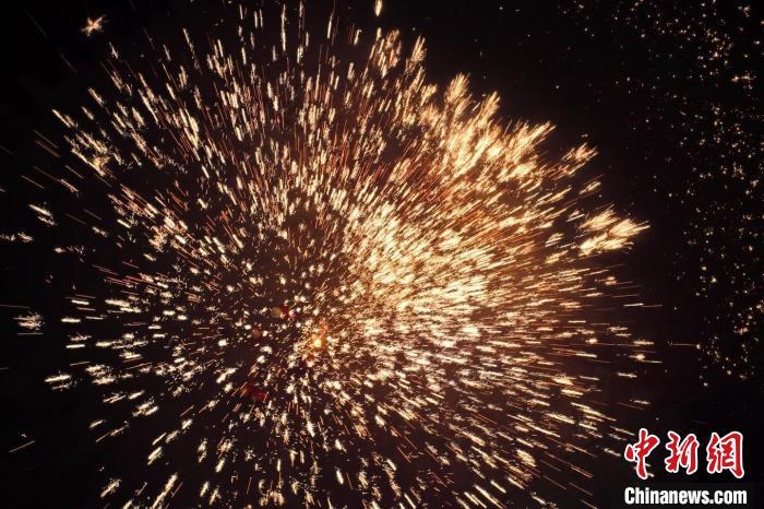 據(jù)悉，“花”與“發(fā)”諧音，取“打花打花，越打越發(fā)”之意?！按蜩F花”不僅蘊含著人們祈福納祥的美好愿望，也展現(xiàn)了民間生鐵冶煉傳統(tǒng)技藝的工匠精神。侯奇志 攝