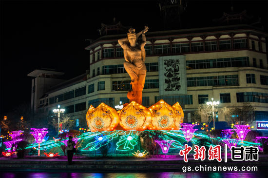 2024年春節(jié)期間，敦煌市中心盤旋路上的反彈琵琶燈組。王斌銀 攝