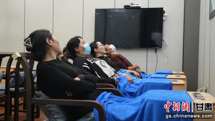 圖為當?shù)鼐用耋w驗藏醫(yī)院診療。卓瑪草 攝