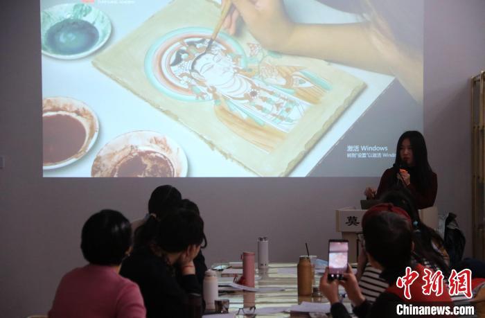 2023年2月，在敦煌研究院莫高學(xué)堂，研學(xué)導(dǎo)師給學(xué)員講授敦煌壁畫臨摹技法?！　垥粤?攝