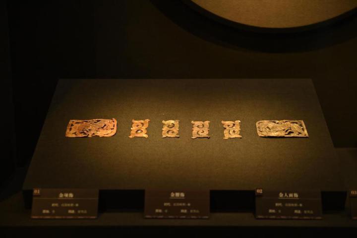 張家川縣馬家塬車輿博物館展陳的馬家塬遺址出土的金項(xiàng)飾、金腰飾、金人畫飾等。李亞龍 攝　　