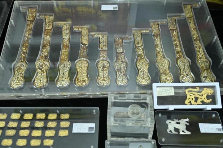 張家川馬家塬出土的金帶飾、大角羊、人形鉛俑及狼形銀車輿飾等文物。