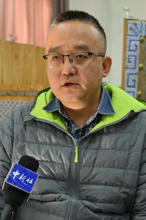 謝焱，甘肅省文物考古研究所副研究館員、考古研究二部主任、田野考古項(xiàng)目負(fù)責(zé)人。主持參與了張家川馬家塬戰(zhàn)國西戎墓地、臨潭磨溝齊家文化墓地等20多項(xiàng)考古調(diào)查、發(fā)掘工作，曾獲得中國國家文物局田野考古二、三等獎，“十二五”文物保護(hù)科學(xué)和技術(shù)創(chuàng)新二等獎等榮譽(yù)。