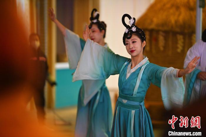 圖為工作人員進(jìn)行舞蹈表演。李亞龍 攝</p>
<p>