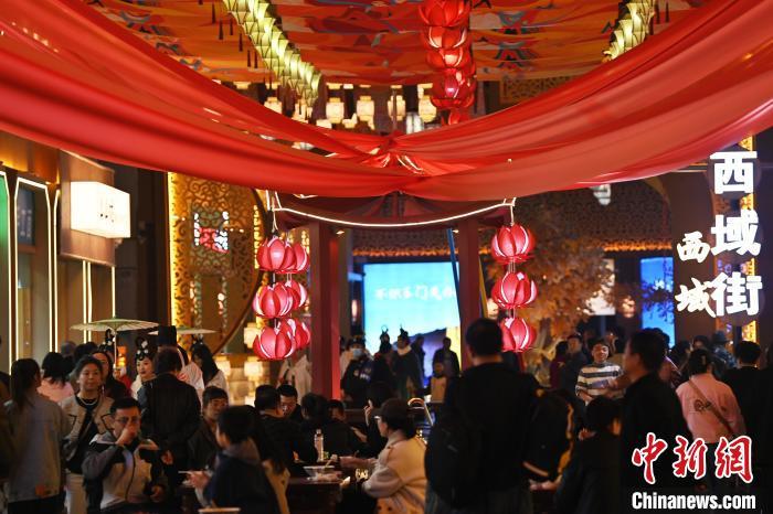 圖為街區(qū)現(xiàn)場(chǎng)游客絡(luò)繹不絕。李亞龍 攝</p>
<p>