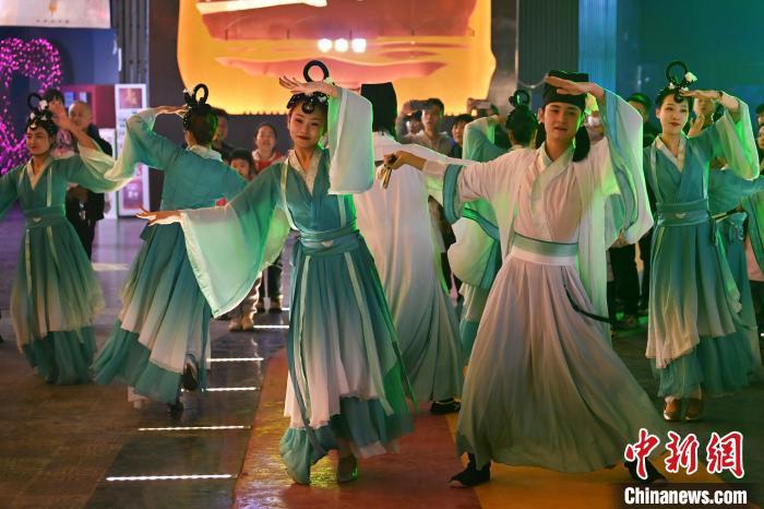 圖為工作人員進(jìn)行舞蹈表演。李亞龍 攝</p>
<p>