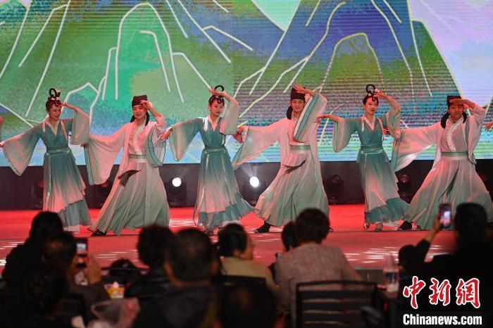 圖為工作人員進(jìn)行舞蹈表演。李亞龍 攝