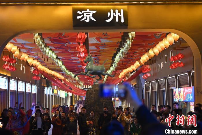 圖為游人拍攝煥然一新亮相的街區(qū)。李亞龍 攝</p><p>