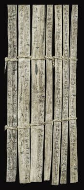 漢簡《康居王使者冊》。此簡記載了西域康居國使者前來“進(jìn)貢”駱駝，抵達(dá)敦煌遇到不公后反映問題，朝廷受理解決的經(jīng)過。新華社發(fā)（甘肅簡牘博物館供圖）