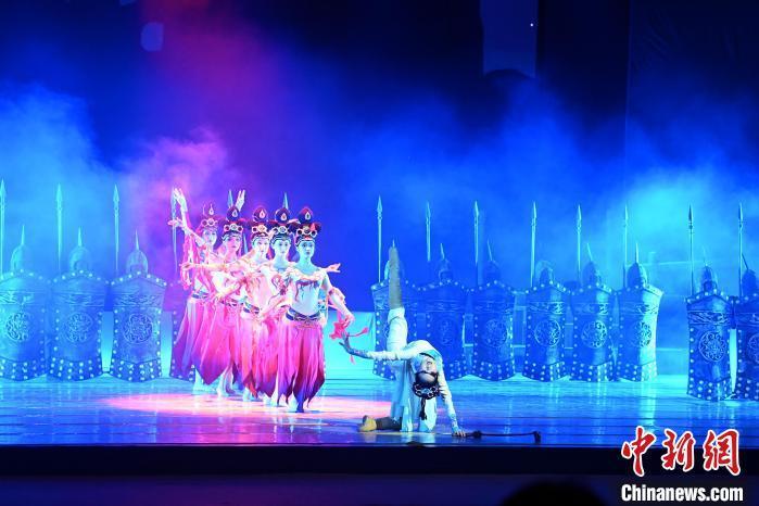 2023年2月18日，蘭州歌舞劇院創(chuàng)排的大型舞劇《大夢(mèng)敦煌》?！　【琶赖┰?攝