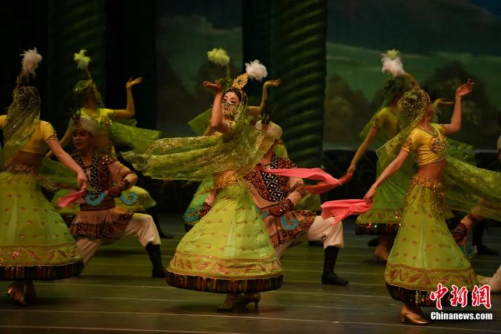 2024年2月23日晚，中國經(jīng)典舞劇《絲路花雨》在甘肅蘭州演出恭賀新春。李亞龍 攝