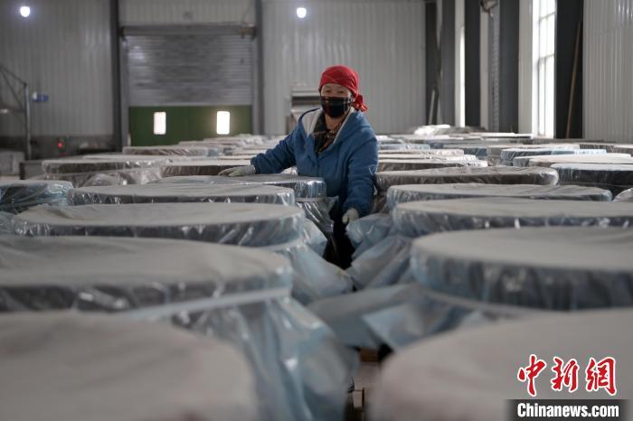 5月10日，工作人員檢查裝有酒糟的壇子。九美旦增　攝