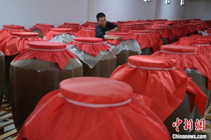 圖為5月10日，工作人員在儲酒庫檢查酒缸密封性。九美旦增　攝