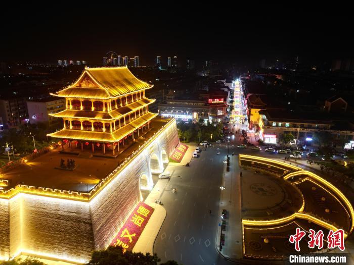 圖為武威市標(biāo)志性建筑涼州古城門燈光亮起。(無人機(jī)照片) 　戴文昌 攝</p><p>