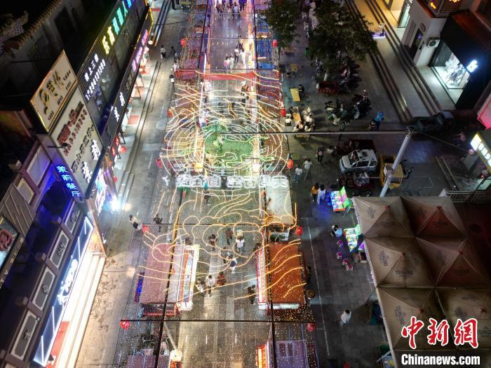 圖為明清街夜市燈光點(diǎn)亮具有武威文化元素的“銅奔馬”彩燈。(無人機(jī)照片) 　戴文昌 攝</p><p>