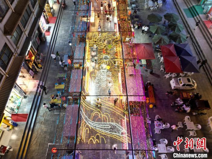 圖為明清街夜市燈光點(diǎn)亮具有武威文化元素的“天梯山石窟”彩燈。(無人機(jī)照片) 　戴文昌 攝</p><p>