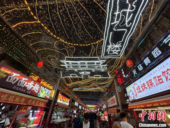 圖為明清街夜市燈光點(diǎn)亮具有武威文化元素的“涼州古城門”彩燈。　戴文昌 攝</p><p>