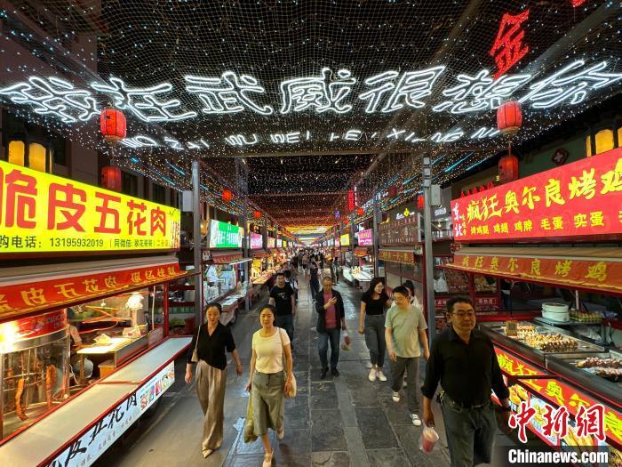 圖為明清街夜市燈光點(diǎn)亮“我在武威很想你”?！〈魑牟?攝</p><p>