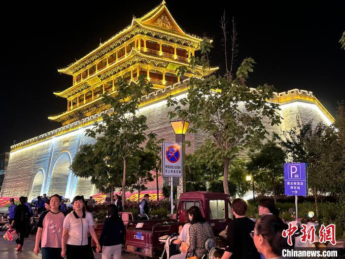 圖為夜幕降臨，涼州古城門燈光亮起。　戴文昌 攝