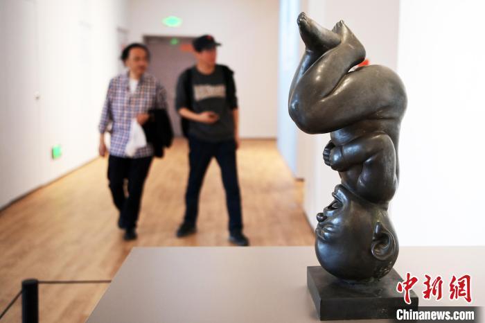 5月21日，觀眾參觀“絲路印跡”雕塑藝術(shù)作品展展出的雕塑作品。九美旦增 攝</p>
<p>