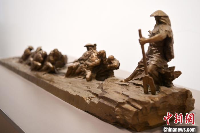 5月21日，在“絲路印跡”雕塑藝術(shù)作品展展出的作品《治水為民·禹德九州》。九美旦增 攝</p>
<p>