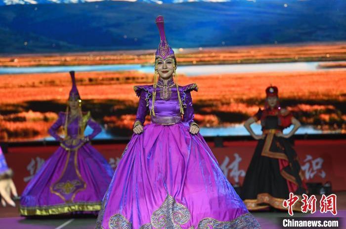 圖為開幕式現(xiàn)場蒙古族服飾秀。李亞龍 攝</p>
<p>