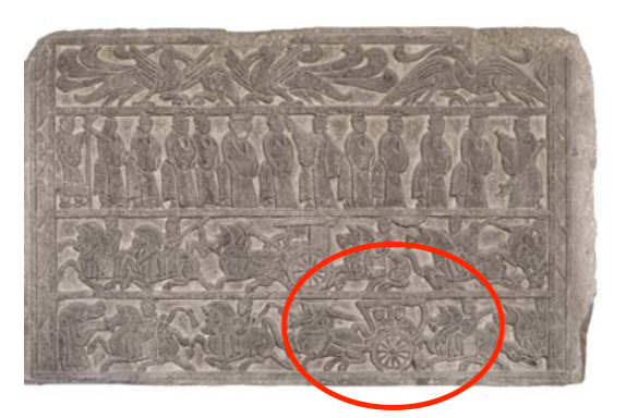 △漢代迎賓、車馬出行畫像石，現(xiàn)藏于臨沂市博物館。畫像石的第四層中有軺車出現(xiàn)。