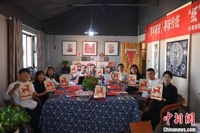 6月6日，在甘肅敦煌青年夜校課程中，青年學(xué)員展示學(xué)習(xí)敦煌非遺剪紙的成果。