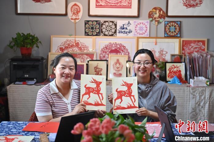 6月6日，在甘肅敦煌青年夜校課程中，青年學(xué)員展示學(xué)習(xí)敦煌非遺剪紙的成果。李亞龍 攝　　