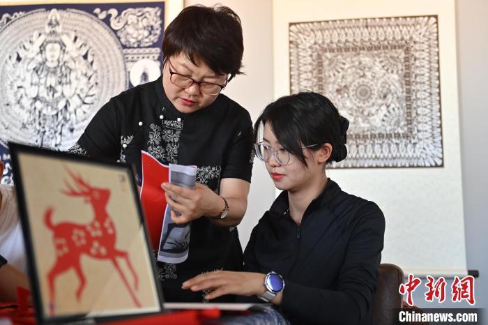 6月6日，在甘肅敦煌青年夜校課程中，青年學(xué)員學(xué)習(xí)敦煌非遺剪紙課程。李亞龍 攝